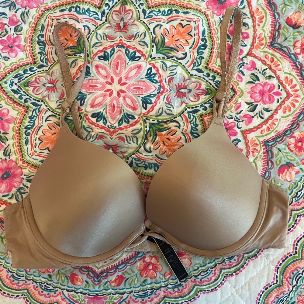 Victoria’s Secret bombshell plunge bra